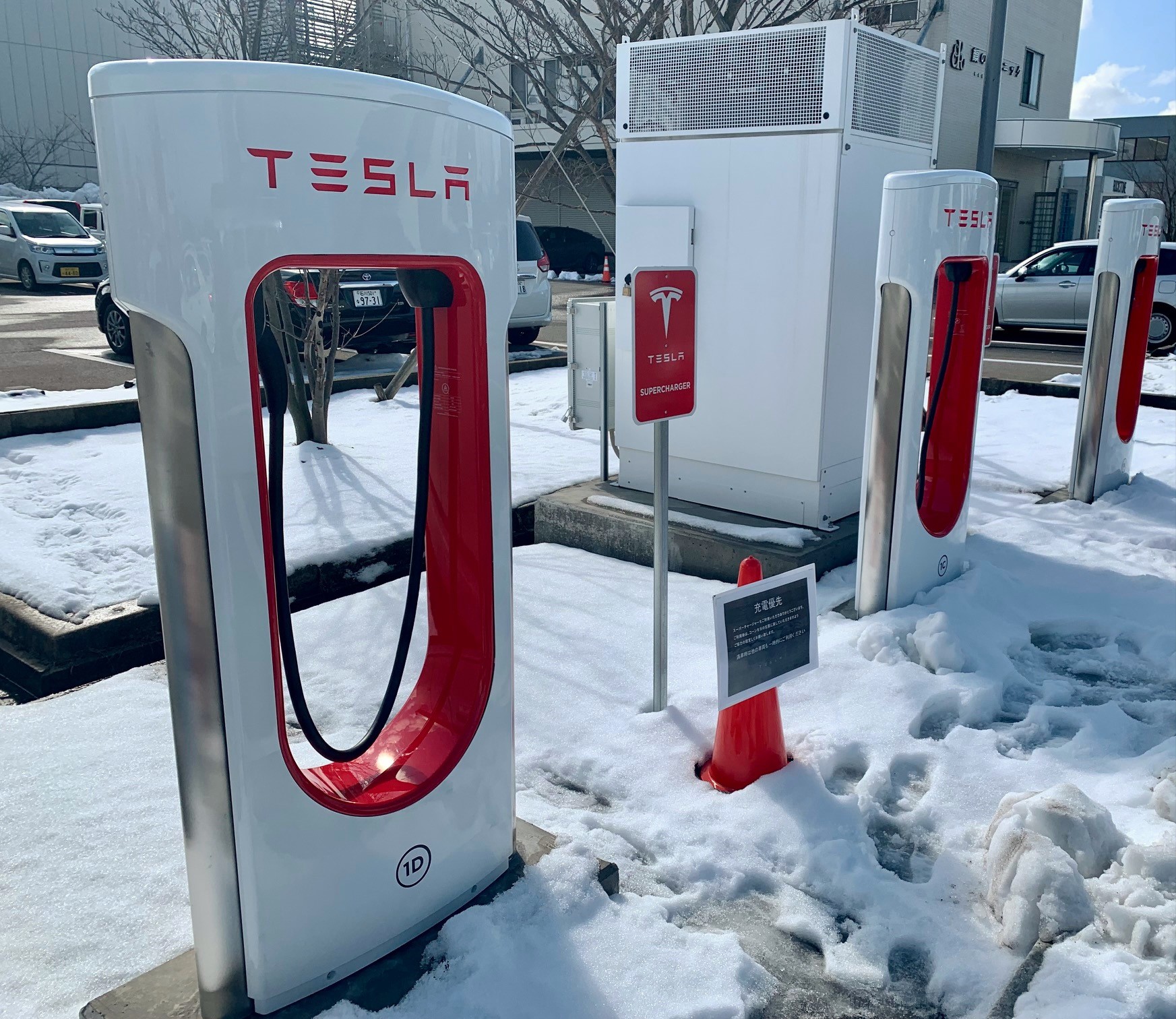 金沢ビーンズに「テスラ車」専用の充電スタンドがお目見え ／ 近未来的デザインで違和感あるほどスタイリッシュ